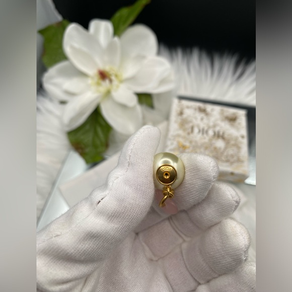 New DIOR TRIBALES White Resin Pearl Earrings with Pink Frosted Heart Charms - Picture 4 of 4